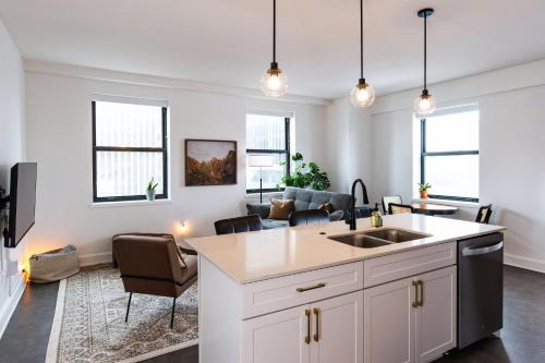 Luxury Downtown Apt with Parking, Gym, and Lap Pool