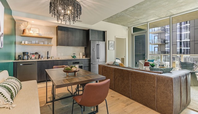 Luxury Downtown Austin condo with Rooftop Pool, Private Balcony & Lake View