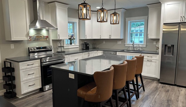 Luxury Downtown Cedar Falls Retreat - Sleeps 12