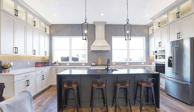 Luxury Downtown/Chatham Arch BoHo-style Townhome