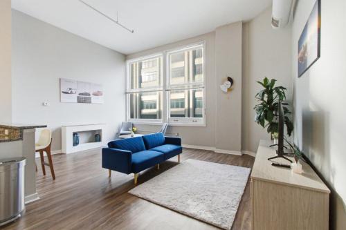 Luxury Downtown Cityview Suite Skywalk Access and Free Garage Parking