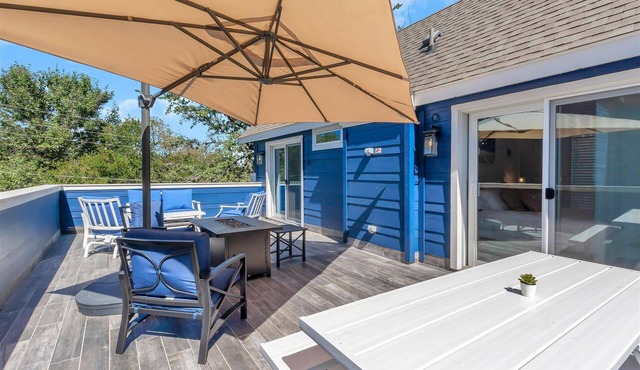 Luxury Downtown Condo - Upstairs Firepit! In The Hot Middle of All The Action!