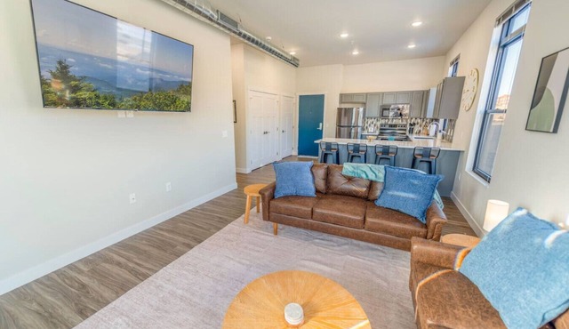 Luxury Downtown EC Apartment 2BR