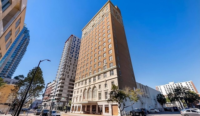 Luxury & Downtown Excitement! Free Shuttle Service, Pets Allowed