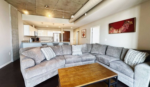 Luxury Downtown Flats Waterfront Apartment with Inside Parking