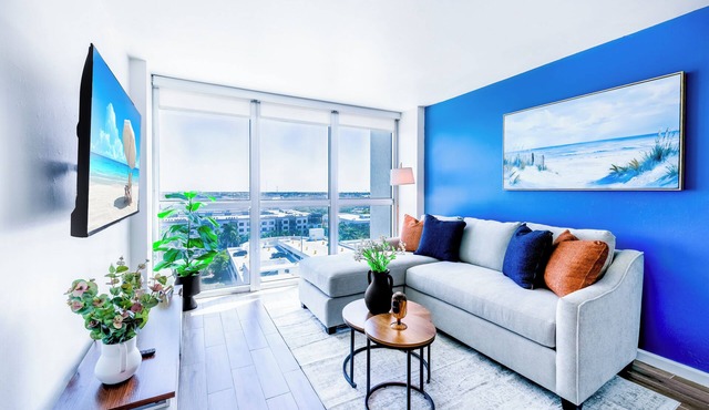 Luxury Downtown Fort Myers Apt/Pool View King Bed Walk to Dining/Nightlife