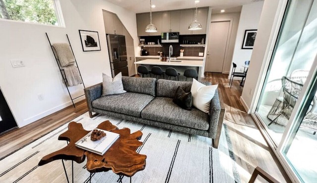 Luxury Downtown Home w/Hot Tub Near Lake in Holly