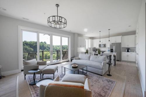 Luxury Downtown Loft - Balcony and Rooftop Bar!