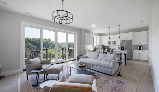 Luxury Downtown Loft, Balcony and Rooftop Bar!