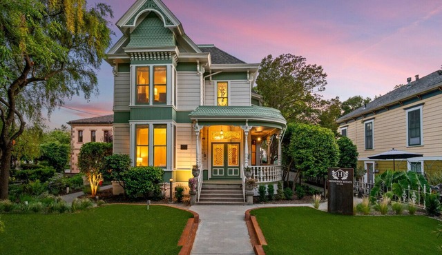 Luxury Downtown Napa Estate with Pool & Hot Tub