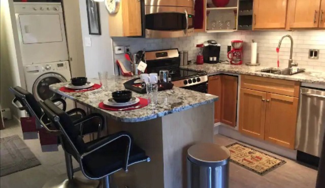 LUXURY Downtown PEARL St. Suite Retreat!