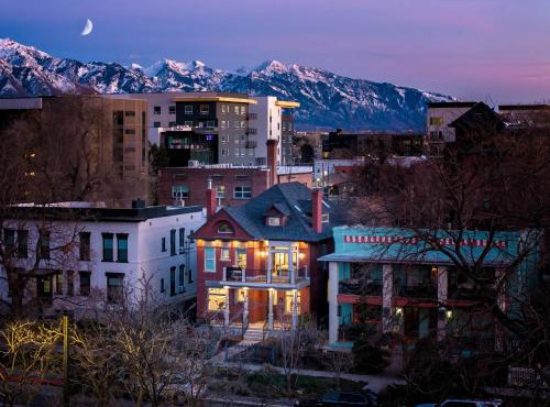 Luxury Downtown Retreat 4BR w Hot Tub & Views