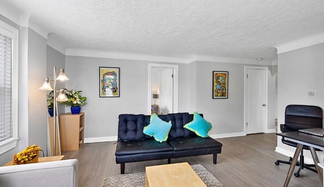 Luxury Downtown Retreat - Prime Spot - Sleeps 6
