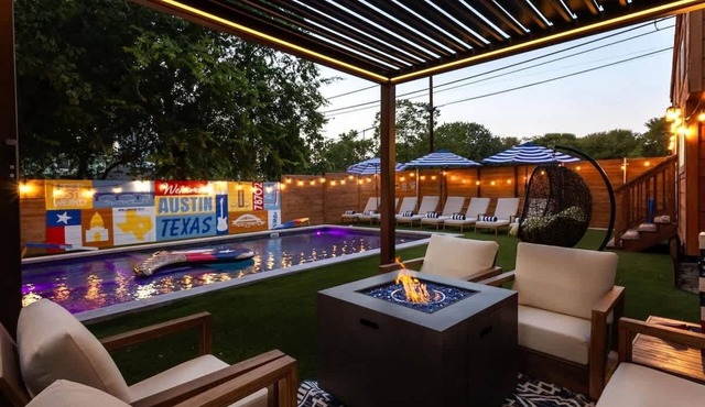 Luxury Downtown Retreat w/Pool+Hot Tub, 6Bdr
