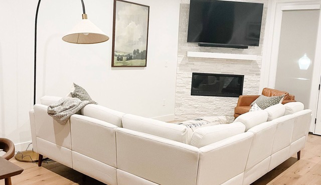 Luxury Downtown Spacious 3 bedroom New Townhome