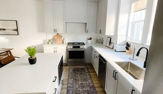 Luxury Downtown Spacious 3 bedroom New Modern Townhome