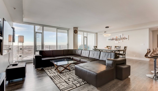 Luxury Downtown Sub-Penthouse Condo on Riverfront - Near Stampede (1320 sq ft)