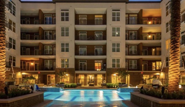 LUXURY DOWNTOWN SUITE WITH POOL AND FREE PARKING!