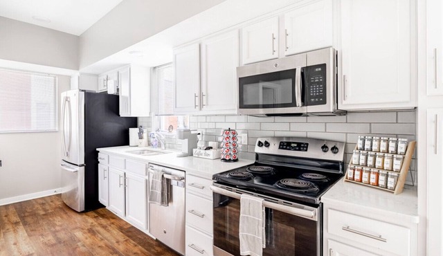 Luxury Downtown Townhome w/Private Garage Unit 11