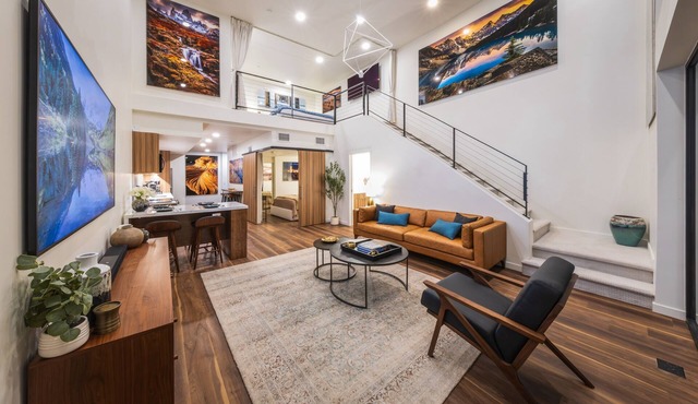 Luxury Downtown Penthouse - 2 Bd City Views + Balcony close to everything!