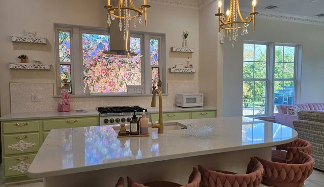 Luxury Downtown Vintage Home w/Balcony, Cozy Attic, One block away from Main St.