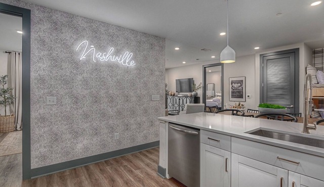 Luxury Downtown. Walk to Broadway. Sleeps 10. Rooftop & Gym.
