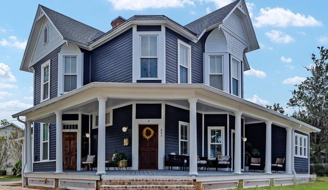 Luxury downtown with parking near WEC, springs, forest, and Santos trailhead