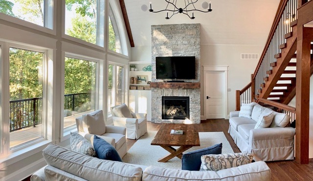 Luxury Drag Lake Cottage with Hot Tub & A/C