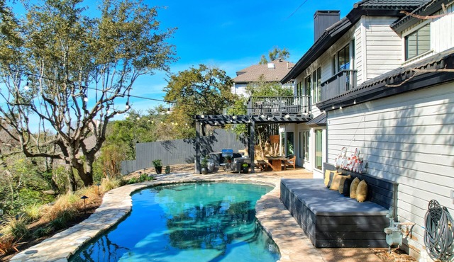 Luxury Dream Home: 10min DT, Pets Ok, BBQ, Pool