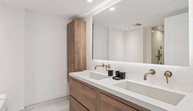 Luxury DT Escape 3Bed2Bath! Pool |Gym |Parking