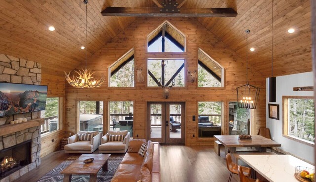 🏔️ Luxury Duck Creek Cabin Retreat | Spa, Fire Pit, Game Room