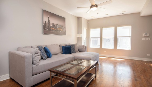 Luxury duplex home in Roscoe Village/Wrigley Field with Free Steet Parking