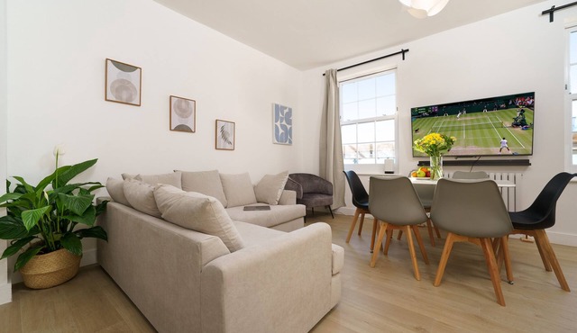 Luxury duplex with 3beds/3baths. 15mins to Arsenal FC and Camden Town & Market