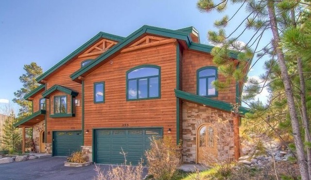 Luxury Eagles Nest House, Sleeps 10, Spacious Layout, Close to Hiking and Golf