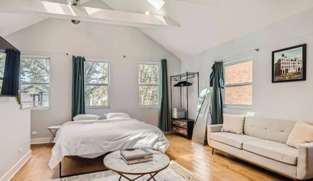 Luxury East Pilsen Studio with Cal King Bed for 2