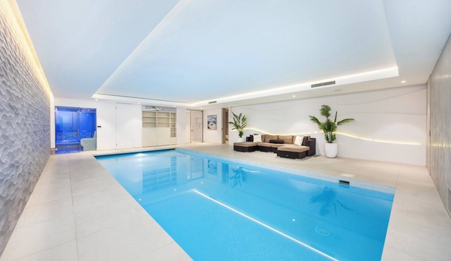 Luxury Eco Mansion in Radlett Pool, Steam Room, Hot Tub, Cinema & Games Room