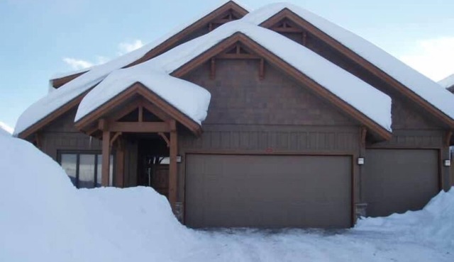 Luxury Eden Home: 8 bedrooms, Full valley views, Hot Tub, Amenities & Pets OK!