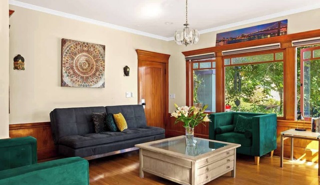 Luxury Elmwood–Rockridge Flat w/Hot Tub