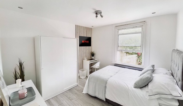 Luxury En-suite In a Centrally Located Apartment