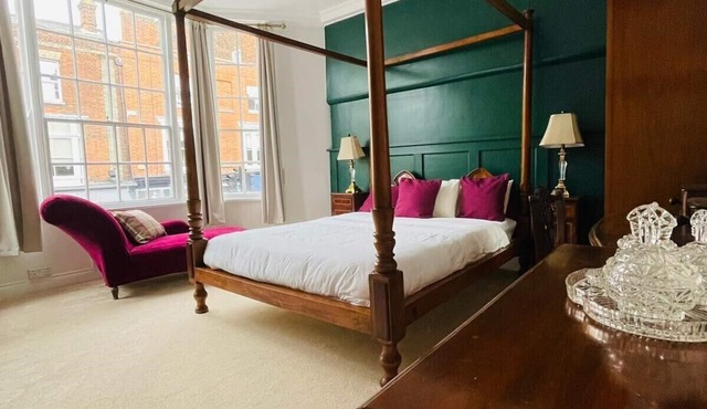 Luxury En-Suite - The Bright Suite