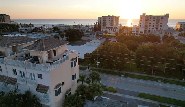 Luxury End-Unit Townhome: Private Elevator, Rooftop Hot Tub & Gulf Views