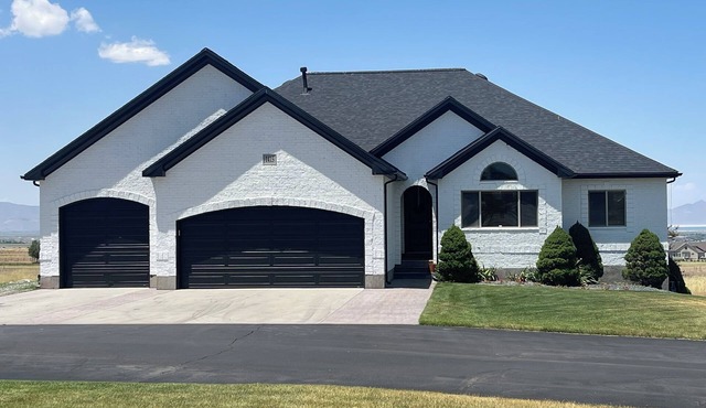 Luxury Erda Home w/Private Pool, Hot Tub, Beautiful Lake & Mountain Views