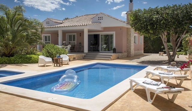 Luxury villa with pool & whirlpool