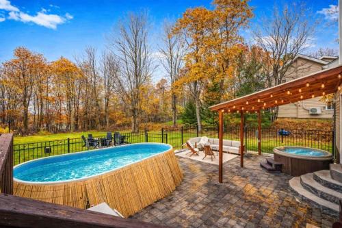 Luxury Escape 5BR Pool HotTub Game Room FirePit