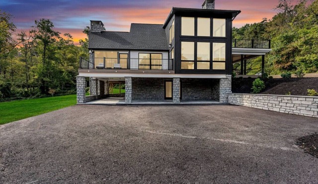 Luxury Escape, Hot Tub, Fireplace, Espresso Bar