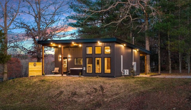 Luxury Escape: Hot Tub, King Bed, Ranch View