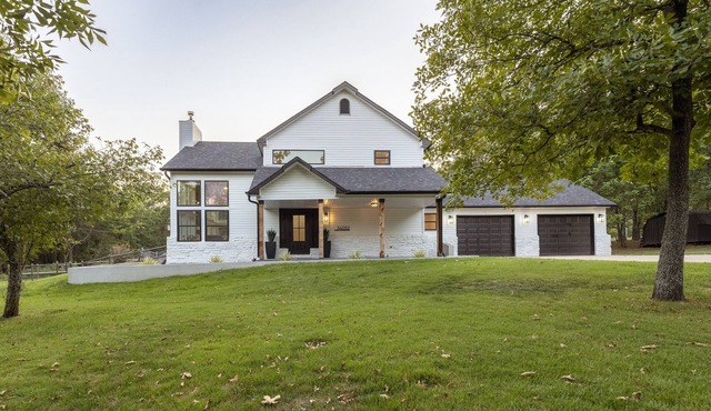 Luxury Escape: Pond, Pool & 5 Beautiful and Private Acres
