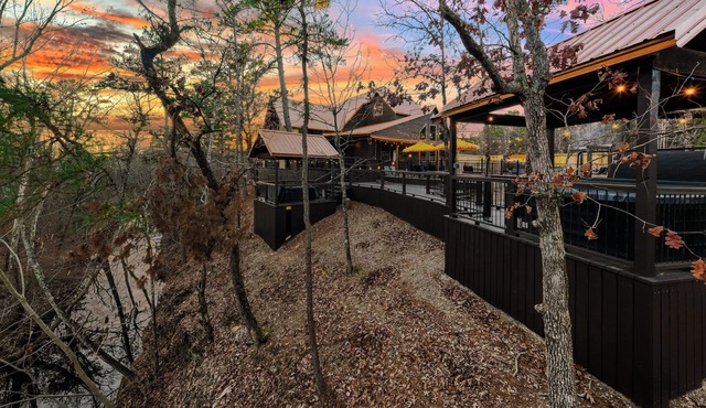 Luxury Escape, Pool, Creek, Pickleball + Sauna