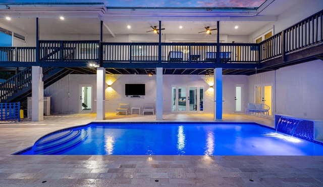Luxury Escape: Pool, Hot Tub, Gym and More! by RedAwning