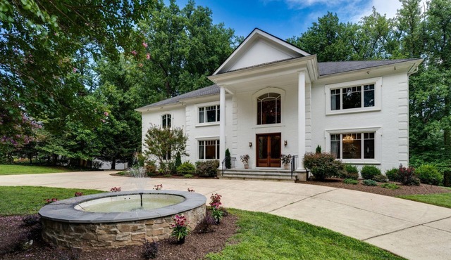 Luxury Estate House with all the comforts . Close to metro